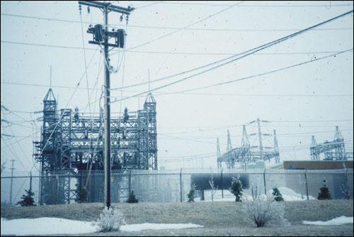 Accumulation de verglas à un poste secondaire du réseau électrique, 1995